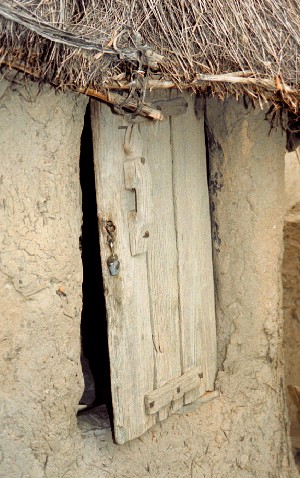 Puerta Bambara con cerradura tallada en madera